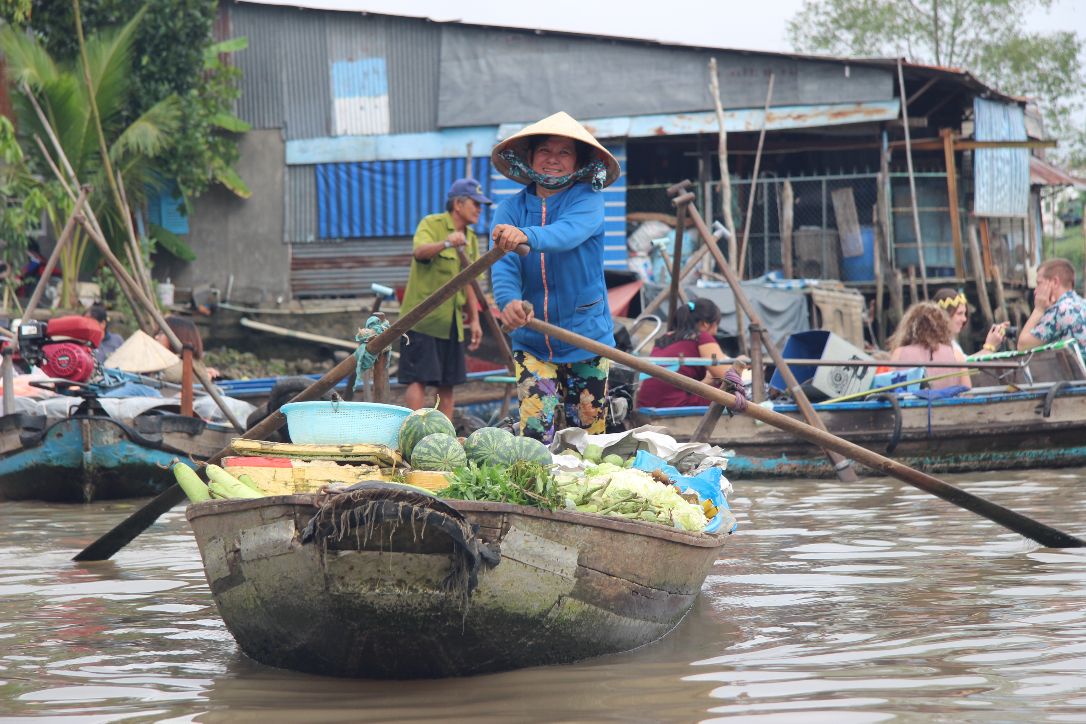 Почему реку меконг. Плавучие рынки Дельта Меконга. Лодки Меконга. Вьетнам лодки.